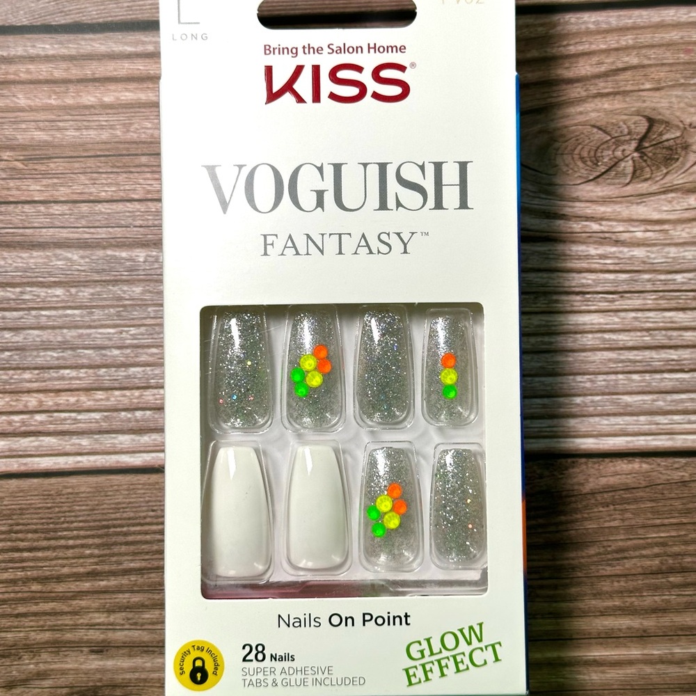 Kiss Voguish Fantasy GLOW Long Press On Nails - Afterglow FV02 White Silver